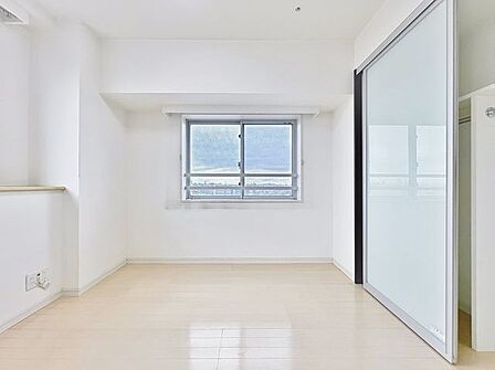 「スライドドア採用」2WAY利用ができるリビング隣接の洋室。スライドドアを開け放し大型リビングとしてもお使いいただけます。(現況)