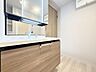 洗面：「リフォーム済・洗面台」大きな鏡で朝の準備もばっちり。収納も多く、洗剤など日用品の保管にも便利です。