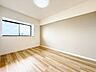寝室：「明るい居室」主寝室は十分な広さに加えて、快適に目覚められるよう、大きな採光窓を設けました。