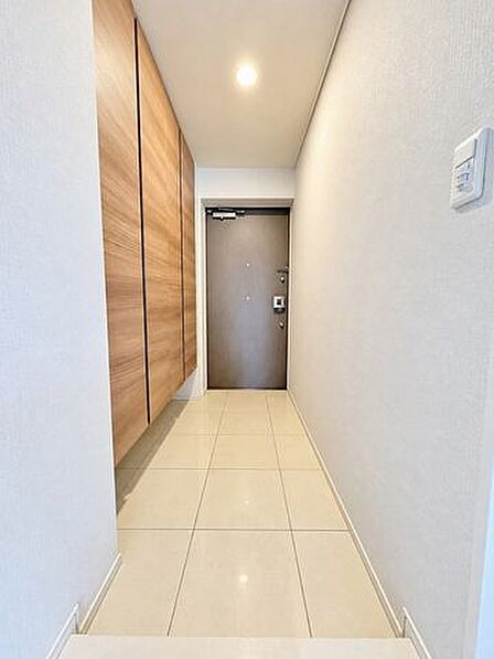 「玄関」家の中でお客様を迎える最初の場所である玄関。豊富な玄関収納で、常に綺麗に保つことが出来ます。
