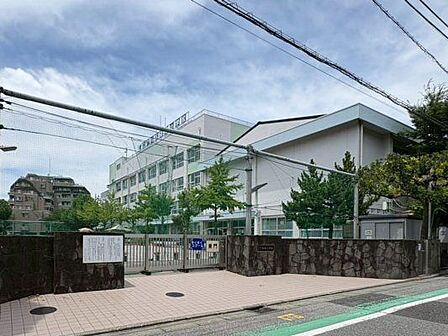 江戸川区立新堀小学校 190m