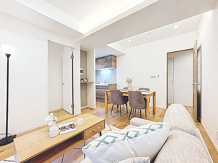 「木のぬくもり感じる優しい雰囲気のお部屋」落ち着いたカラーコーディネートの室内。インテリアやファブリックで、オーナー様好みのテイストデザインを取り入れて頂けます。