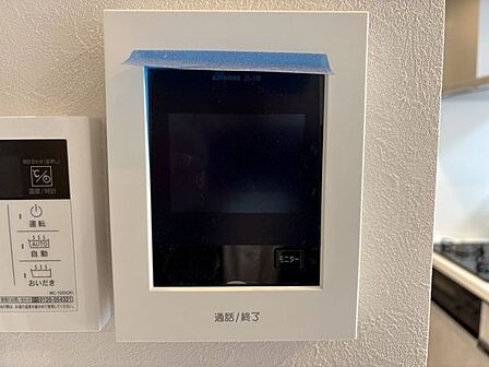 「見える安心・TVモニター付きインターホン」誰が来てもわかる様にモニター付きインターホンを設置。家事導線を考慮した個所に設置し、防犯性と利便性に優れ快適と安らぎを合わせた優しい設計。