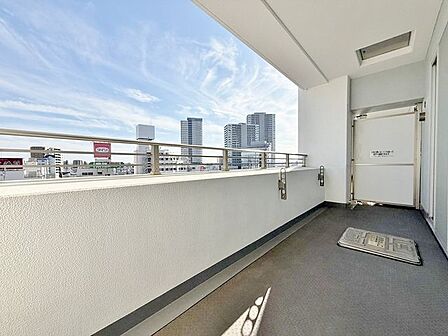 「開放感感じるバルコニー」頬をなでる優しい風を感じることが出来るバルコニー。つい深呼吸をしたくなる気持ちの良い眺望はこのお部屋の自慢です。