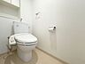 トイレ：「収納棚付き」トイレには収納棚も完備しております。トイレットペーパーなど、消耗品のストック置き場にオススメです。