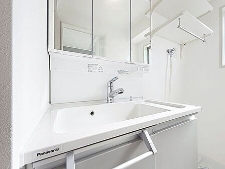 「リフォーム済・洗面台」大きな鏡で朝の準備もばっちり。収納も多く、洗剤など日用品の保管にも便利です。