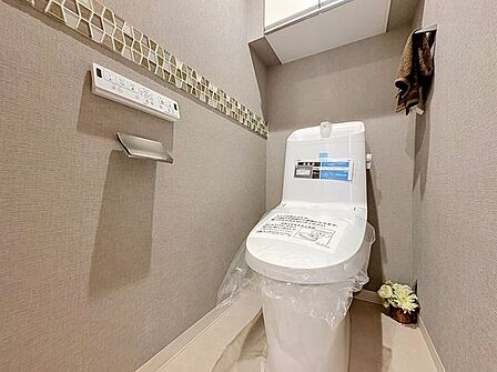 「温水洗浄便座付きトイレ」トイレは快適な温水洗浄便座付です。清潔感のあるホワイトで統一しました。いつも清潔な空間であって頂けるよう配慮された造りです。