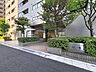 エントランス：「エントランス入口」植栽もお手入れがしっかりとされており、美しい外観のポイントになっています。