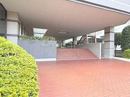 「エントランス入口」植栽もお手入れがしっかりとされており、美しい外観のポイントになっています。