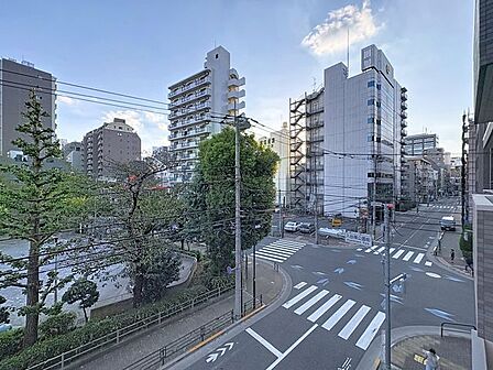 「眺望」穏やかな街並みを一望しながら、爽やかな風と柔らかく降り注ぐ陽光を感じて頂けます。