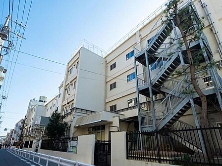 徒歩4分。江東区立第四砂町小学校 270m
