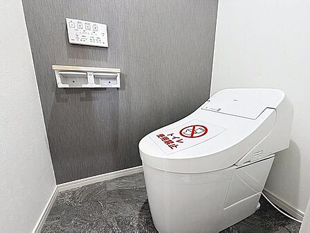 「温水洗浄便座付きトイレ」トイレは快適な温水洗浄便座付です。清潔感のあるホワイトで統一しました。いつも清潔な空間であって頂けるよう配慮された造りです。