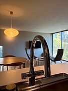 センサーに手をかざすだけで吐水／止水ができるタッチレス水栓です。