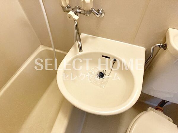 画像6:同型タイプゆったりとスペースのある洗面所