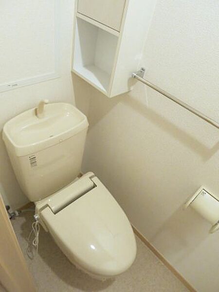 画像13:落ち着いた色調のトイレです