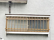 キッチンの出窓が雨漏りしていました。雨の日に確認をしたところ、出窓の雨樋が外れていて出窓の庇に結構水かかかっていたので、どうもそこから入っているようです。