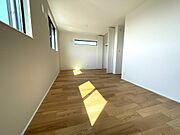 明るい光が広がる洋室。一日の活力をチャージできる場所です♪ 