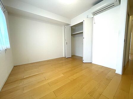 7畳の広々とした洋室は、主寝室としてゆったりとくつろげる空間。