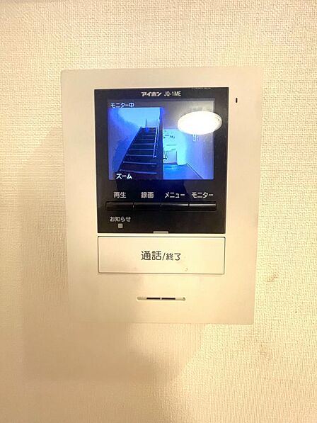 来客の顔が確認できるモニター付きインターホンで防犯面も安心。