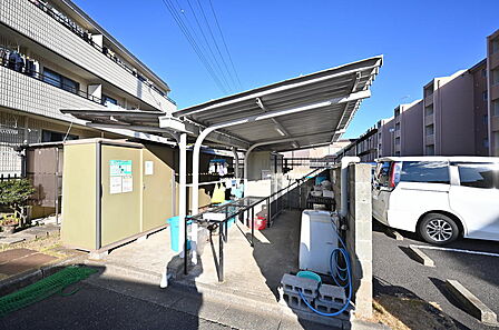 大切な愛車を雨風から守れる、嬉しい屋根付きのバイク置き場。