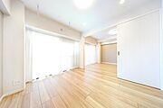 洋室1（約5.6帖）　リビングに隣接している洋室。引き戸を開ければ広々としたスペースになります。