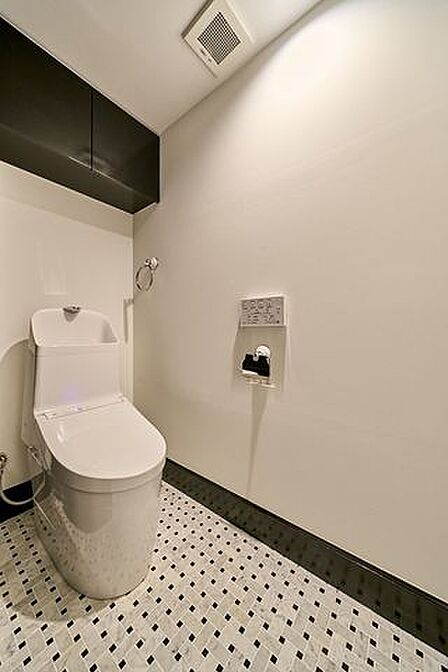 トイレは温水洗浄便座付き。上部には収納付き。トイレットペーパー等、買い置きもしやすそうです。