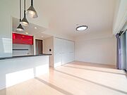 昼間は外の自然な光で、夜はお好みの照明を置いて雰囲気の違いを楽しんでみては♪※リフォーム後のイメージ画像です。リフォームには別途費用がかかります。