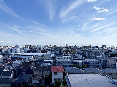 11階建て10階部分気持ちのいい空が見渡せる広いバルコニー。爽やかな風を感じて、心躍る素敵な暮らしがはじまります。