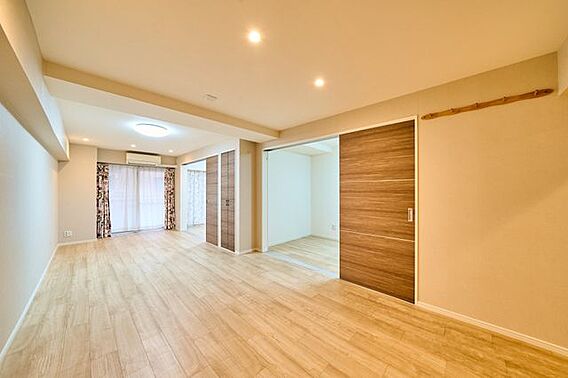 建具とフローリ...
