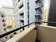 建物が風避けの役割を果たすため、洗濯物や植物への風害が少ないメリットも。