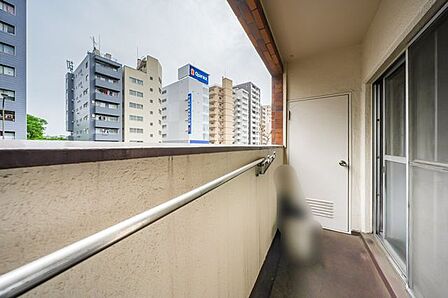 バルコニーには専用の物置がついております。室内には置きづらいものなどの収納に便利そうですね。
