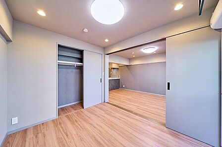 洋室(2)の扉を開放すれば、リビングとつなげて広々とした空間としてご利用いただけます。