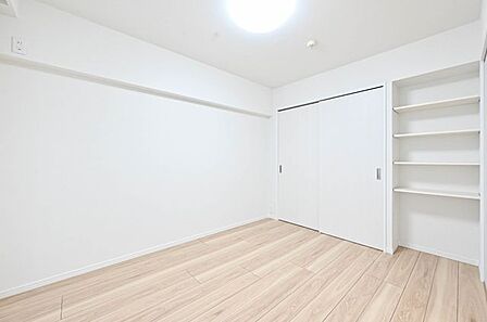 収納に便利なウォークインクローゼットを備えたお部屋です。大きな荷物の収納や衣替えには心強い収納スペースです。