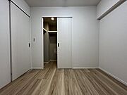 収納に便利なウォークインクローゼットを備えたお部屋です。大きな荷物の収納や衣替えには心強い収納スペースです。