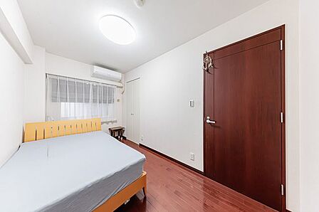 洋室（約5.8帖）　クローゼットの付いたお部屋です。
