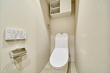 トイレには小物類の収納に便利な吊戸棚があります。