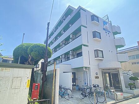 白を基調とした外壁タイル貼りマンション。