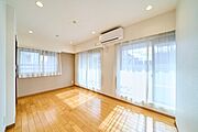 洋室（約7.2帖）　ルーフバルコニーに面したお部屋です。