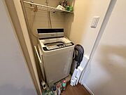 室内に洗濯機が置ける便利な仕様です。