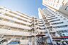 外観：総戸数98戸の大規模マンションです