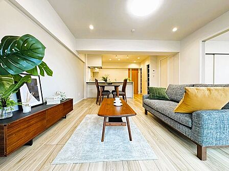 清潔感のある明るいフローリングがお部屋に馴染み、心地よい空間を演出します。※室内の家具・小物等は販売価格に含みません。