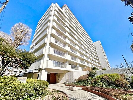 白を基調とした堂々とした面持ちのマンション。きれいに整備された植栽が迎えてくれます。
