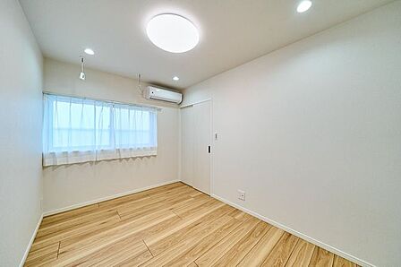 室内干し用のホスクリーンを設置しております。