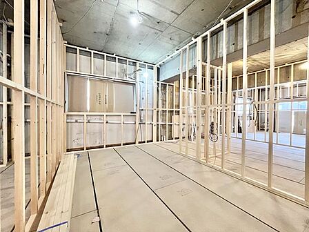 WICを備えた約5.4帖の洋室(2)です。お部屋をすっきりと使えそうですね。※2026年5月17日現在の状況です。