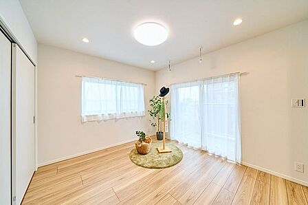 開口部が2つあり、通風・陽当たり良好なお部屋です。※室内の家具・小物等は販売価格に含みません。