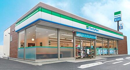 ファミリーマート神戸トアロード店 徒歩3分。 240m