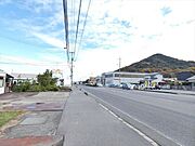 前面道路（岡山児島線）片側2車線の大きな道路でお出かけの際にも☆