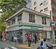 周辺：ファミリーマート 六義園店（515m）