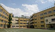 新宿区立戸塚第一小学校（619m）