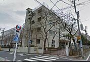 文京区立根津小学校（384m）